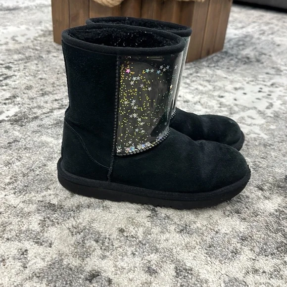 UGG BOOTS CLASSIC II CLEAR GLITTER STARS
BLACK FOR GIRLS SIZE 4 - Picture 2 of 5